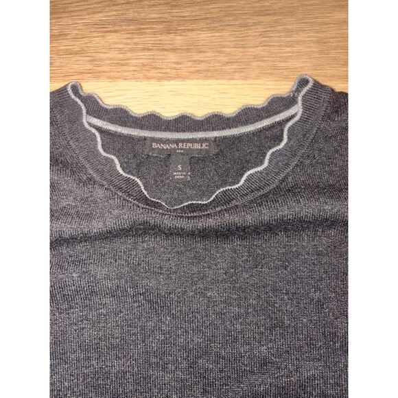 Banana Republic gray scalloped ruffle trim long sleeve sweater size small - Picture 2 of 3